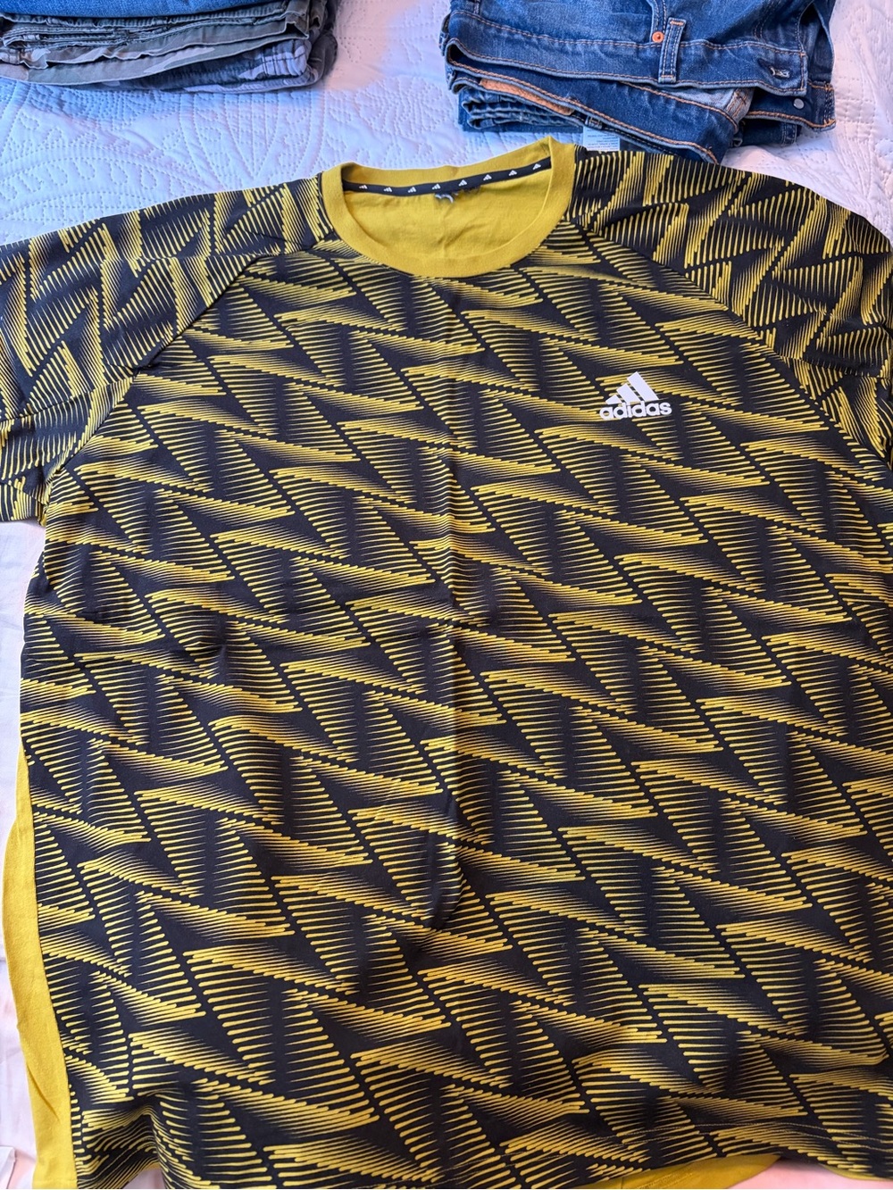 adidas Men’s Yellow & Black Geometric Performance Tee